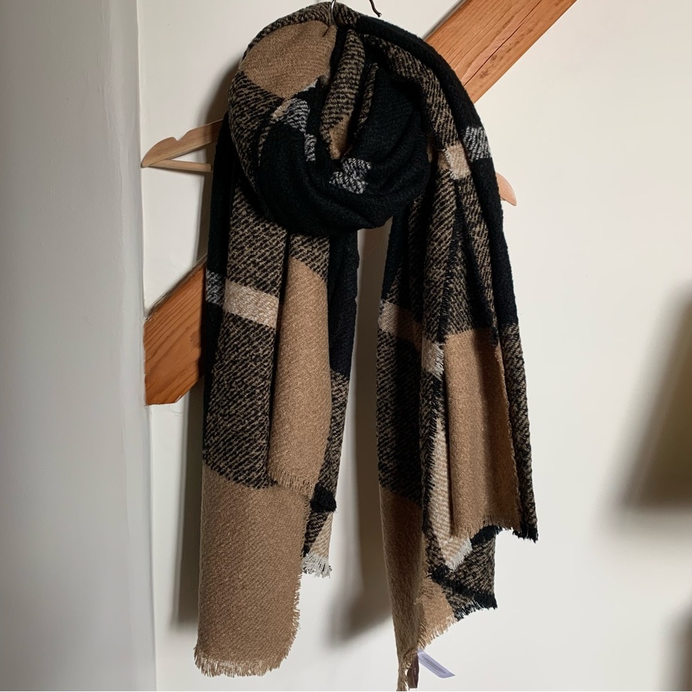 NWT Ann Taylor LOFT Black and Tan Blanket Scarf